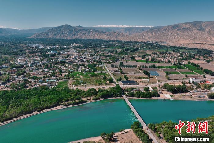 航拍青海貴德黃河岸畔綠意濃濃?！≮w凜松 攝