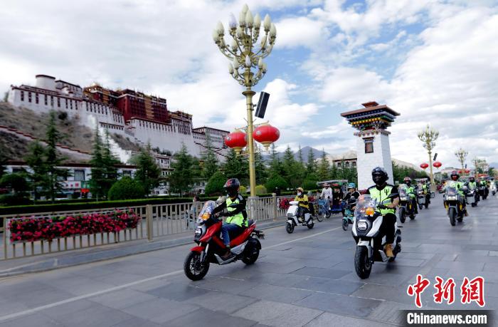 圖為2023年極地G219集結(jié)賽暨金卡納場地賽選手途經(jīng)拉薩布達拉宮?！∮文恋厍蚬﹫D