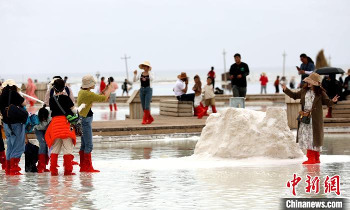 圖為游客在茶卡鹽湖拍照?！⊙Φ?攝