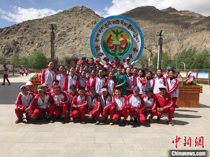 杭州學(xué)軍中學(xué)校長陳萍:脫貧攻堅教育須先行