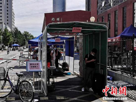 中國科學院大學校門外，豎立著“家長止步”的提示牌。 中新網(wǎng) 張尼 攝