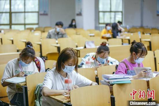 資料圖：學生在圖書館自習室內(nèi)學習?！⑾A 攝