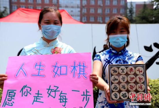 資料圖：2020年7月河南鄭州一高考考點，考生家長送考 中新社記者 王中舉 攝