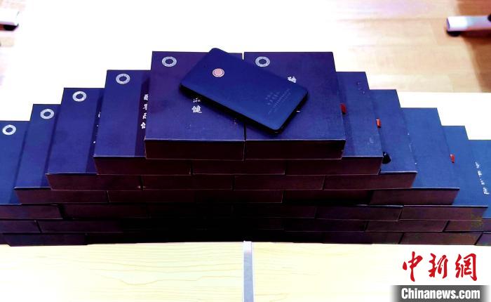 圖為西藏高山文化發(fā)展基金會(huì)向聶榮縣完全小學(xué)捐助的“電子健康體檢儀”?！∮谫e 攝