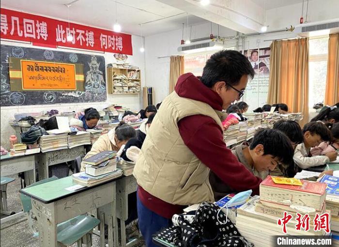 學生在免費輔導班上課?！∧岈敵?攝