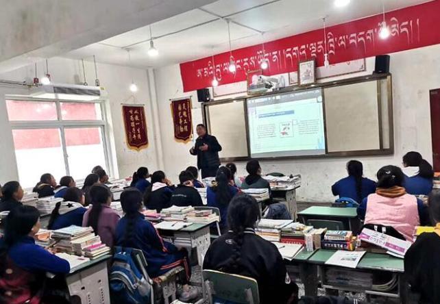 學(xué)生在免費(fèi)輔導(dǎo)班上課?！∧岈敵?攝