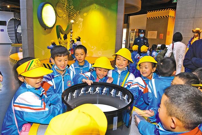 圖為10月29日，一年級的同學(xué)們在科技館參觀體驗(yàn)。李洲 攝.jpg