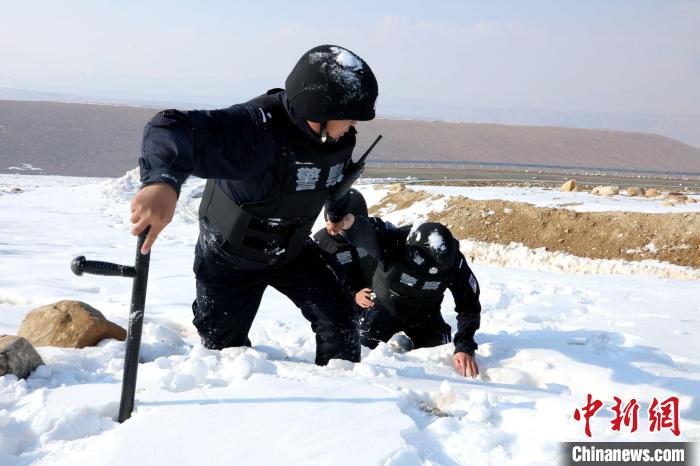 圖為扎西堅參與隊友在巡邏途中。　扎西堅參供圖