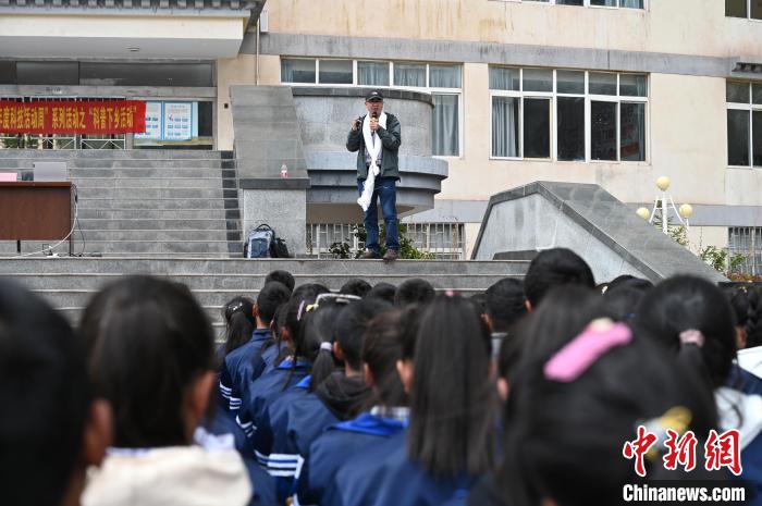 圖為西藏大學(xué)教授寧長春為中學(xué)生授課?！≮w朗 攝