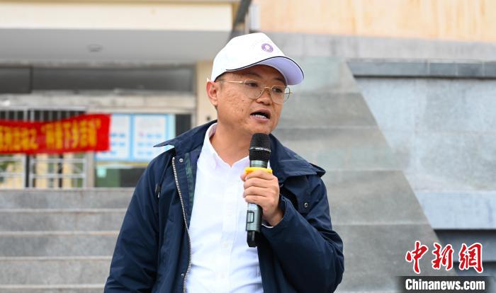 圖為西藏大學(xué)教授李昊為中學(xué)生授課?！≮w朗 攝