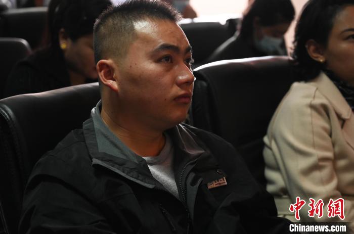 圖為企業(yè)工作人員參加講座。　趙朗 攝