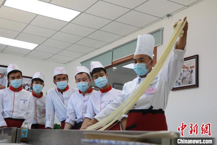 甘肅推特色企業(yè)新型學徒制培訓：企校合作、工學交替