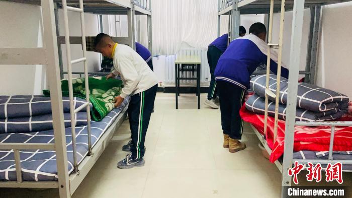 青?，敹嗟卣馂?zāi)后重建見(jiàn)聞：從帳篷教室到分區(qū)上課