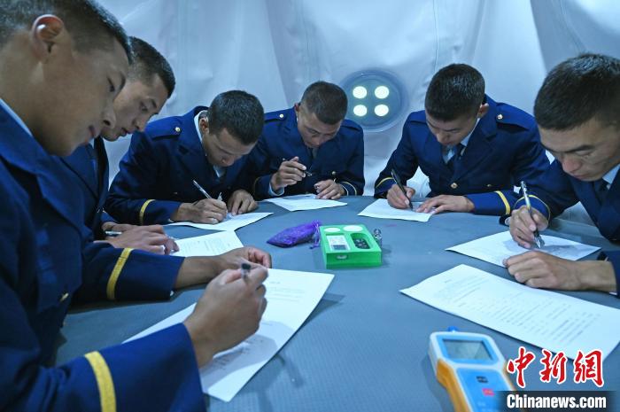 圖為消防員在高壓氧艙內(nèi)填寫問卷?！≮w朗 攝