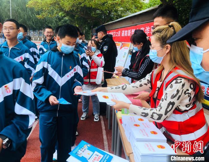 圖為西寧市法制宣傳進(jìn)校園。　西寧市城西區(qū)供圖