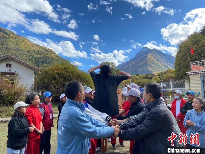 圖為學生們在西藏巴松措青少年活動營地開展趣味活動?！∥鞑厍嗌倌陮嵺`教育基地供圖