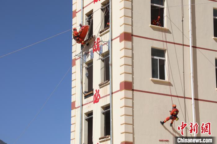 圖為消防指戰(zhàn)員進行繩索救援演練。　朱科熹 攝