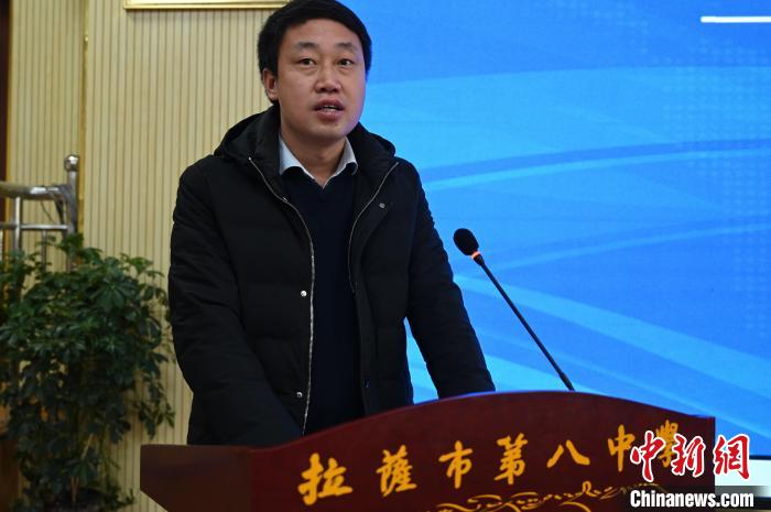 圖為城關(guān)區(qū)委副書記、區(qū)委教育工作領(lǐng)導小組組長汪鋒致辭?！≮w朗 攝