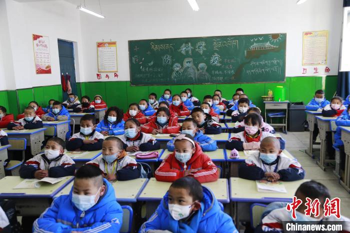 圖為正在上課的學(xué)生?！●R銘言 攝