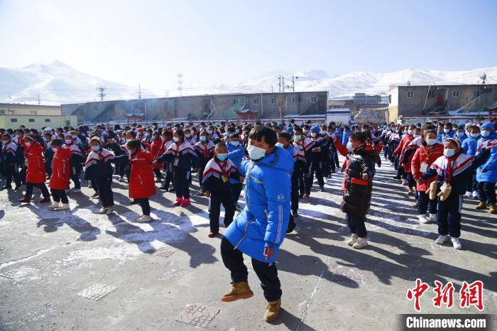 圖為學(xué)生跳起歡快的藏族舞蹈迎接新學(xué)期。　馬銘言 攝