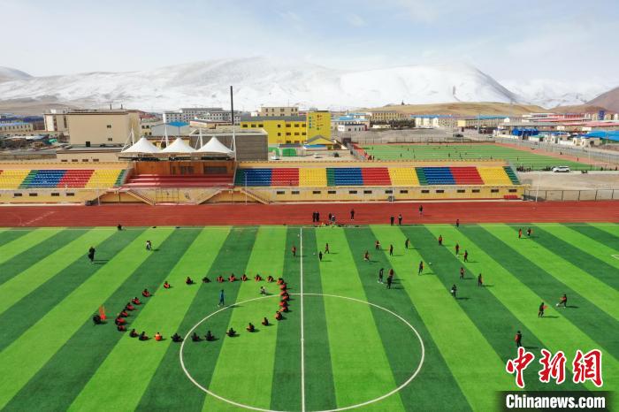 航拍曲麻萊縣足球場?！●R銘言 攝