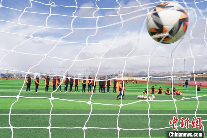 圖為孩子們進行射門訓練?！●R銘言 攝