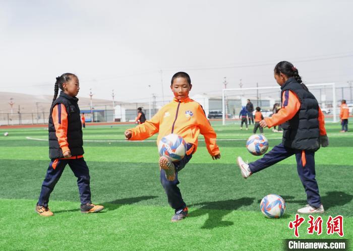 圖為孩子們進行顛球訓練?！●R銘言 攝