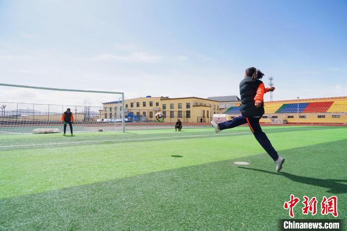 圖為一名女孩進行射門訓練?！●R銘言 攝