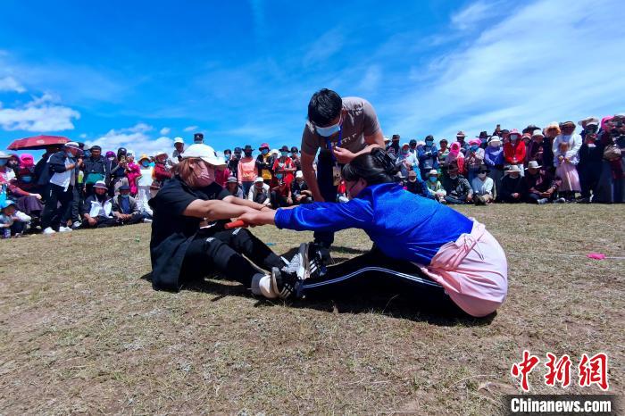 圖為當(dāng)?shù)孛癖娺M(jìn)行蹬棍比賽?！±铍h 攝