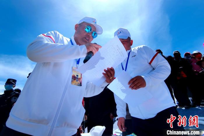 圖為裁判員統(tǒng)計(jì)牧民運(yùn)動項(xiàng)目比賽成績?！±铍h 攝