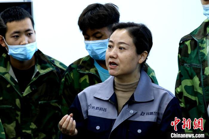 圖為李富香給與學(xué)生交流。(資料圖) 青海省教育廳供圖