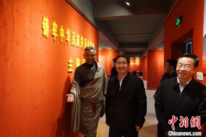 資料圖為參觀鑄牢中華民族共同體意識主題展。　胡貴龍 攝