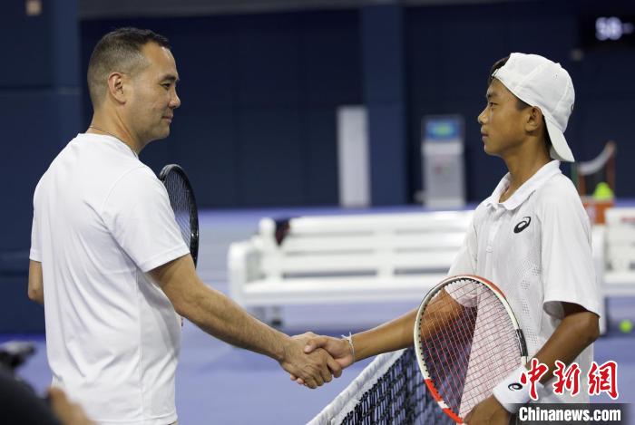 闊別兩年后，王發(fā)(右一)和王育喜(左一)再握手?！↑S迪燊 攝