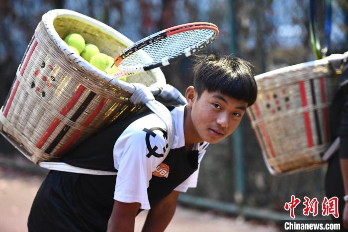 圖為“背簍少年”王發(fā)正在廊坊市體育館網(wǎng)球訓(xùn)練中心進(jìn)行訓(xùn)練?！∴嵆孔?攝