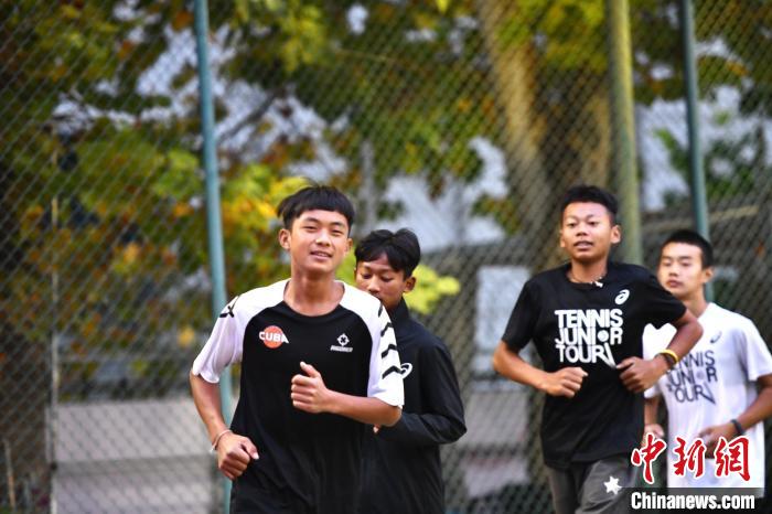 圖為王發(fā)和隊(duì)友們進(jìn)行體能訓(xùn)練?！∴嵆孔?攝