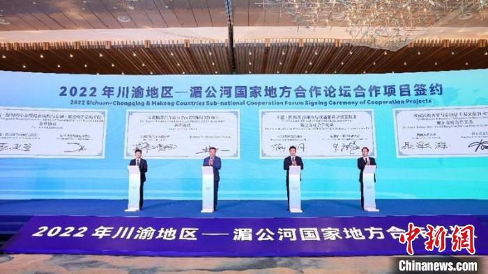 多個(gè)項(xiàng)目集中簽約。王宇 攝