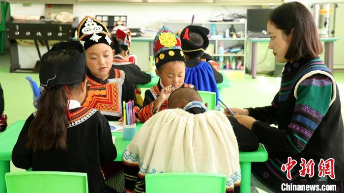 正在上課的學生?！√茊⒑?攝