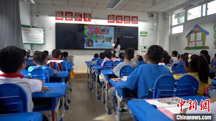 正在上課的學生?！√茊⒑?攝