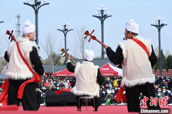 圖為陜北說(shuō)書展演?！×赫赵?攝