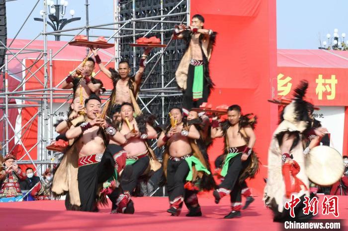 圖為少數(shù)民族舞蹈展演?！×赫赵?攝