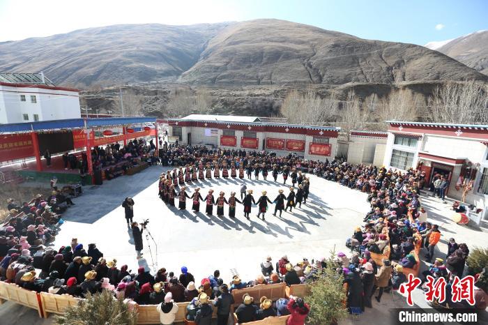 圖為匯報(bào)演出現(xiàn)場(chǎng)。　倫珠澤仁 攝