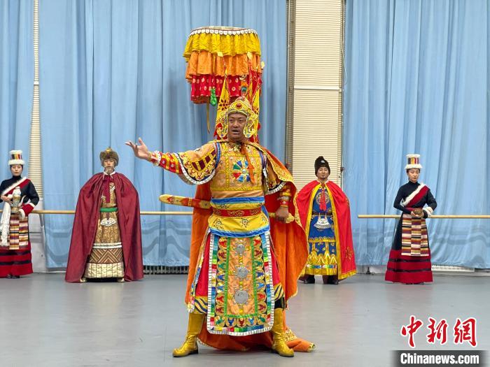 圖為格薩爾劇展演。　巷欠才讓 供圖