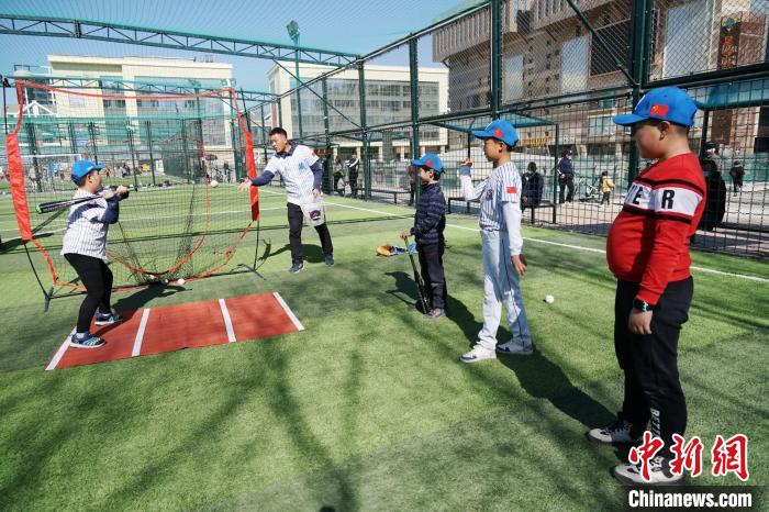 圖為小棒球手們進(jìn)行擊球訓(xùn)練?！●R銘言 攝