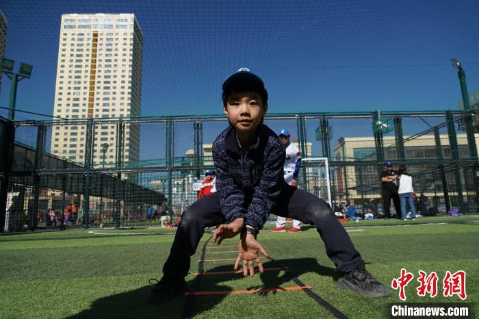 圖為小棒球手進(jìn)行接球動作訓(xùn)練?！●R銘言 攝