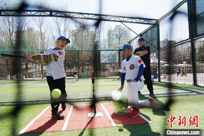 圖為教練指導(dǎo)小棒球手進(jìn)行擊球訓(xùn)練?！●R銘言 攝