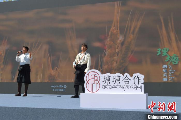 “康巴漢子”現(xiàn)場獻(xiàn)唱。　朱凌捷 攝