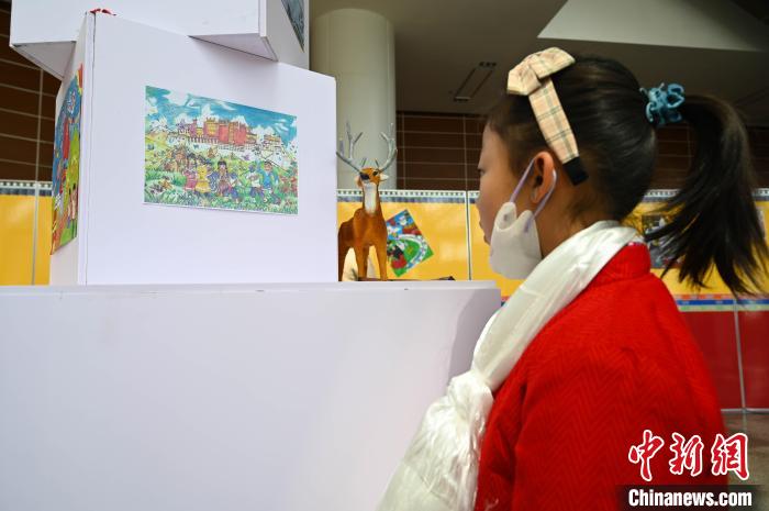 圖為學(xué)生參觀繪畫展?！≮w朗 攝