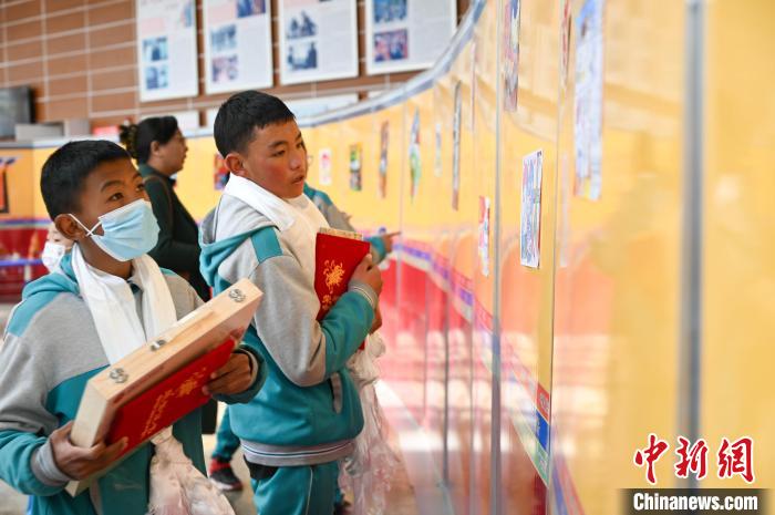 圖為學(xué)生參觀繪畫展?！≮w朗 攝