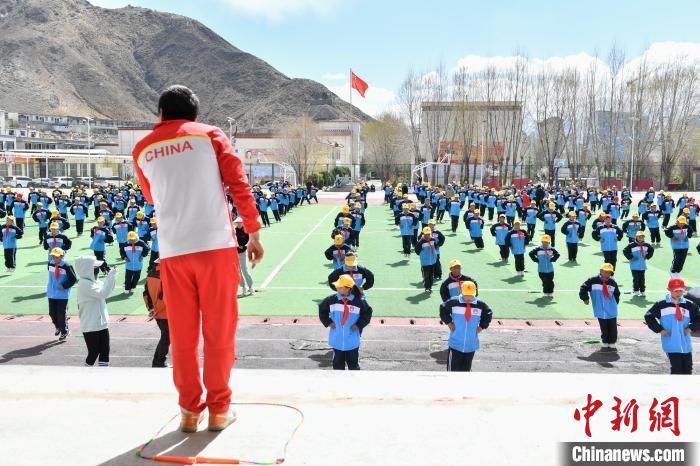 圖為學(xué)生在跳繩教練齊景龍的指導(dǎo)下做準(zhǔn)備運(yùn)動(dòng)。　貢嘎來松 攝