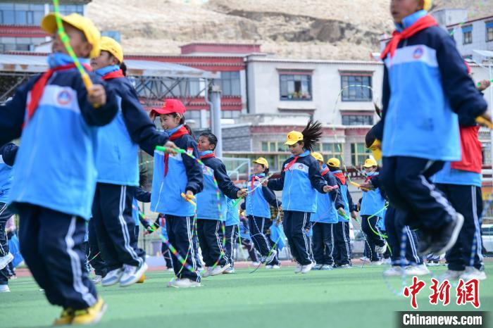 圖為學(xué)生正在練習(xí)跳繩?！∝暩聛硭?攝